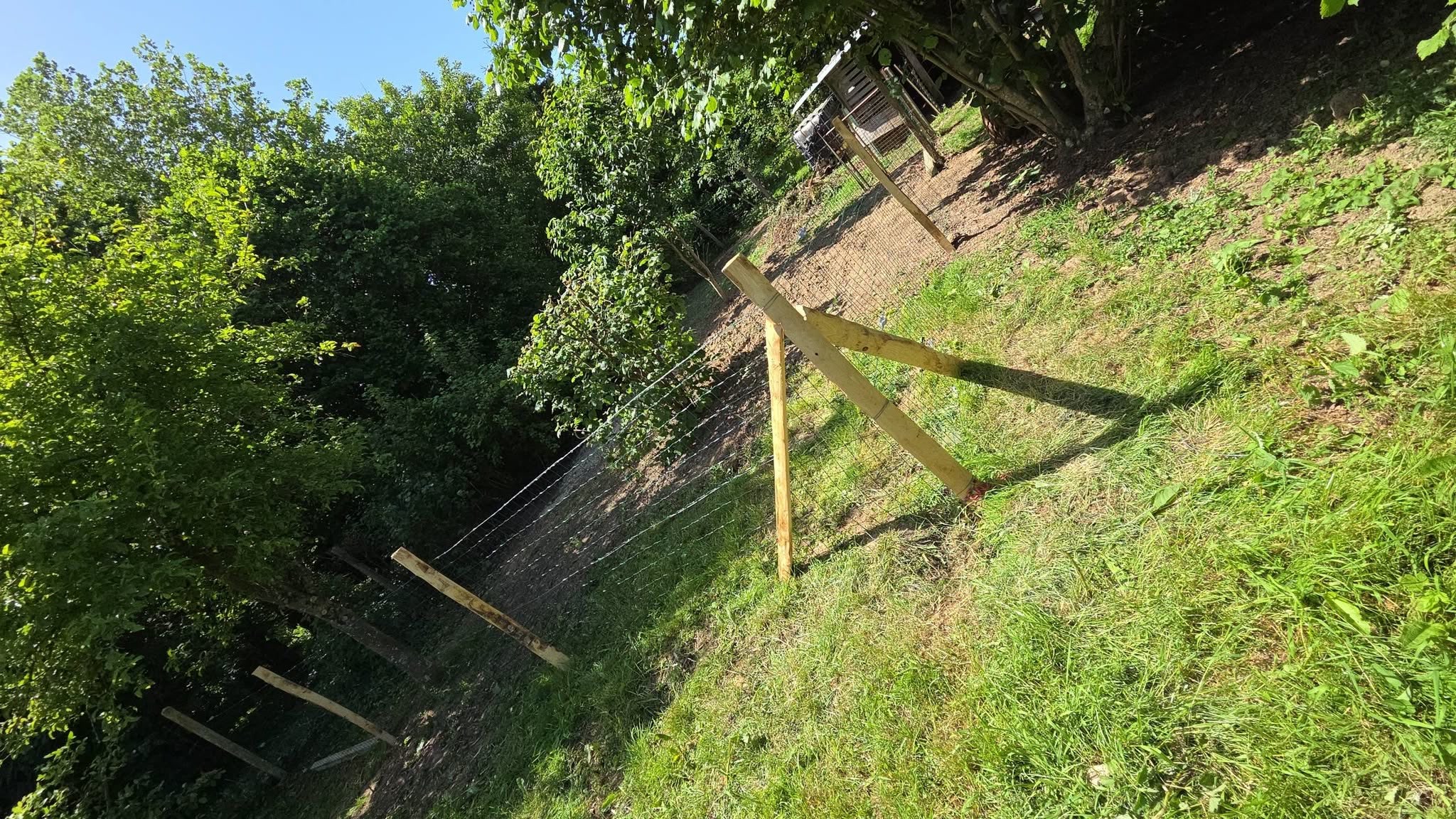 Pose d'une clôture — Vue 2 du chantier Ilan Paysages